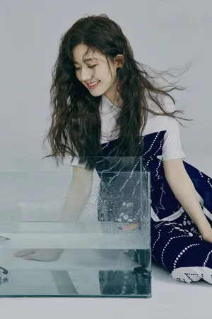 赵露思清新甜美时尚写真图片_3