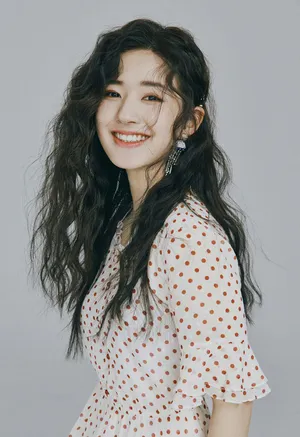赵露思清新甜美时尚写真图片_7