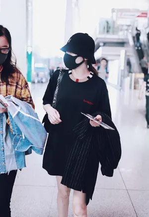 迪丽热巴清凉机场私服图片_1