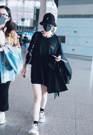 迪丽热巴清凉机场私服图片_2