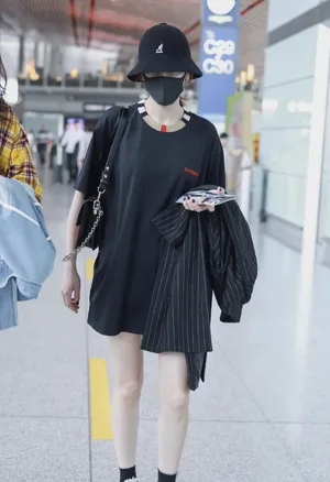 迪丽热巴清凉机场私服图片_3