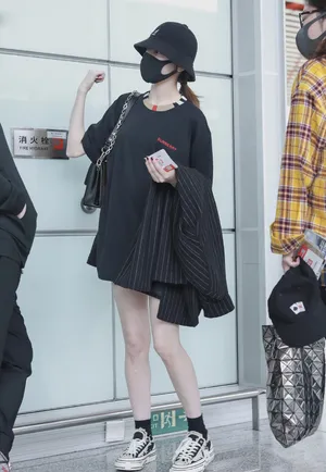 迪丽热巴清凉机场私服图片_4