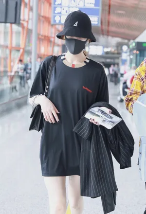 迪丽热巴清凉机场私服图片_5