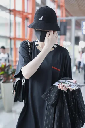 迪丽热巴清凉机场私服图片_6