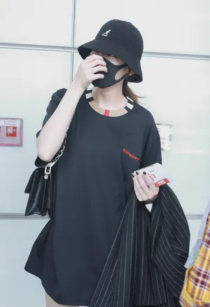 迪丽热巴清凉机场私服图片_7