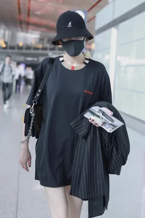 迪丽热巴清凉机场私服图片_8