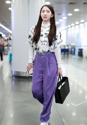 孟美岐甜美机场私服照图片