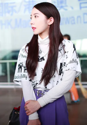 孟美岐甜美机场私服照图片_1