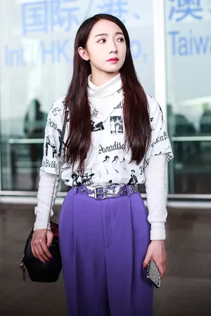 孟美岐甜美机场私服照图片_2