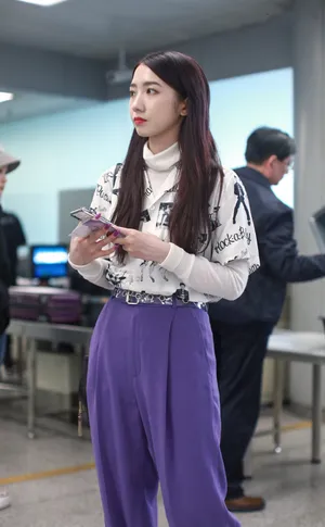 孟美岐甜美机场私服照图片_3