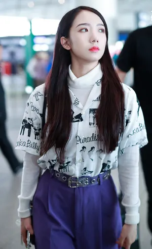 孟美岐甜美机场私服照图片_4