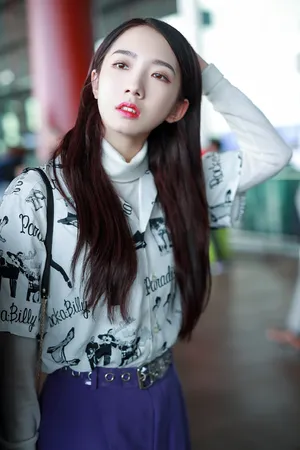 孟美岐甜美机场私服照图片_5
