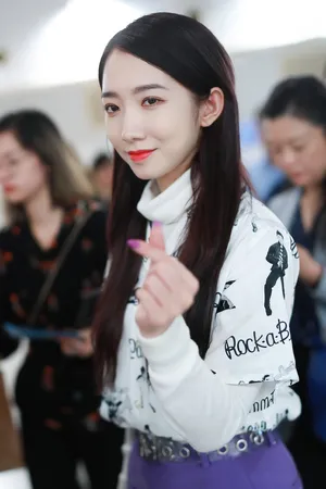 孟美岐甜美机场私服照图片_6