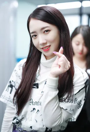 孟美岐甜美机场私服照图片_7