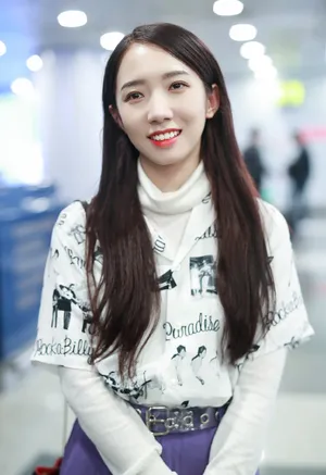 孟美岐甜美机场私服照图片_8