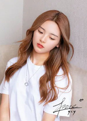 杨超越甜美俏皮杂志写真图片_1