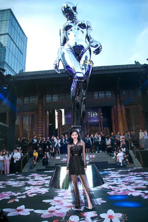 景甜性感优雅活动写真图片