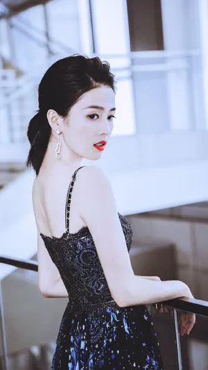 白鹿吊带长裙性感魅力写真图片