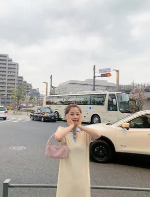 虞书欣东京清新俏皮街拍图片_1