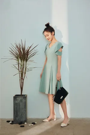 张佳宁甜美养眼时尚写真图片_5