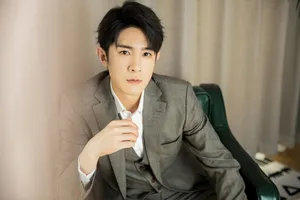 季肖冰儒雅斯文西装写真图片_2