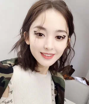 古力娜扎猫眼妆性感写真图片_3