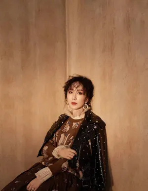 娄艺潇优雅时尚封面大片写真图片
