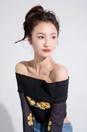 演员焦娜性感时尚写真图片