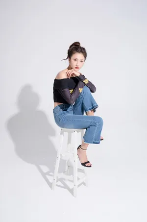 演员焦娜性感时尚写真图片_1