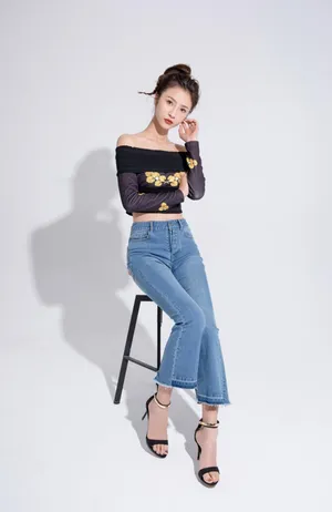 演员焦娜性感时尚写真图片_3