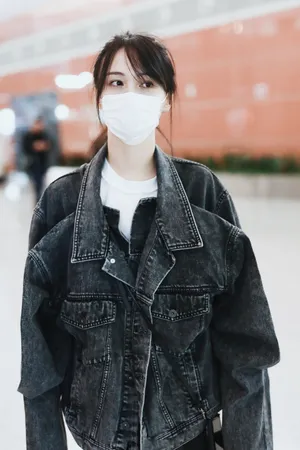 郑爽小麻花辫可爱机场私服照图片