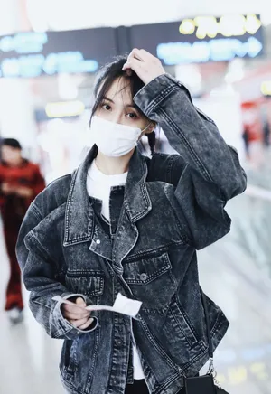 郑爽小麻花辫可爱机场私服照图片_2