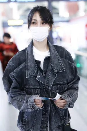 郑爽小麻花辫可爱机场私服照图片_3