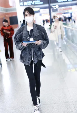 郑爽小麻花辫可爱机场私服照图片_4