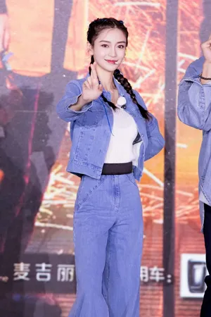 angelababy《奔跑吧》发布会活力俏皮图片_5
