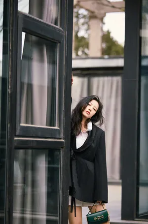 周雨彤时尚干练魅力写真图片