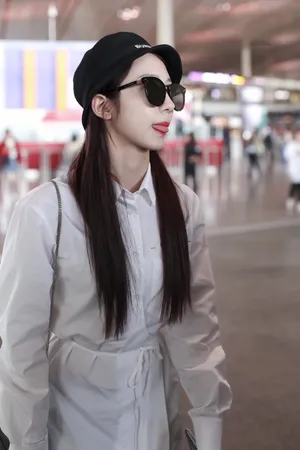 孟美岐潇洒帅气写真图片