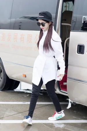孟美岐潇洒帅气写真图片_5