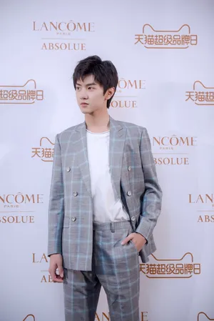 陈哲远格纹西装帅气活动照图片_1