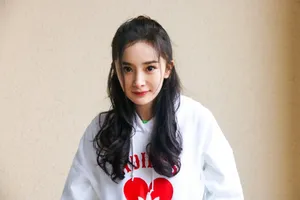 杨幂休闲卫衣甜美可爱写真图片