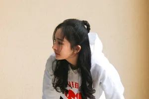 杨幂休闲卫衣甜美可爱写真图片