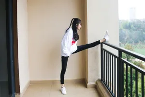 杨幂休闲卫衣甜美可爱写真图片_2