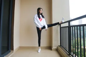 杨幂休闲卫衣甜美可爱写真图片_4
