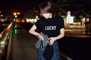 王子文清爽率性夜拍图片