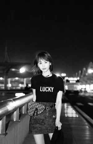 王子文清爽率性夜拍图片