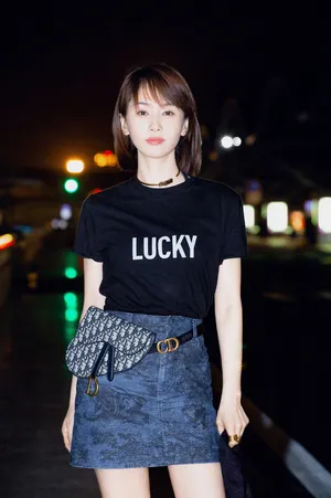 王子文清爽率性夜拍图片_2