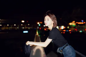 王子文清爽率性夜拍图片_3