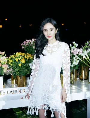 杨幂性感白裙活动写真图片_5