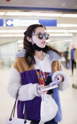 彭小苒清新养眼机场照图片_1