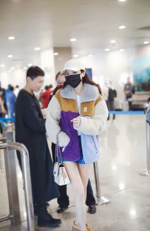 彭小苒清新养眼机场照图片_4